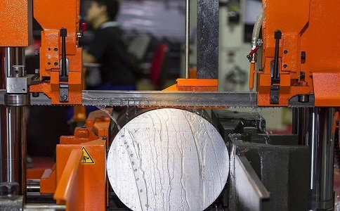 京山立式金属带锯床切削出现跑带故障解决方法！